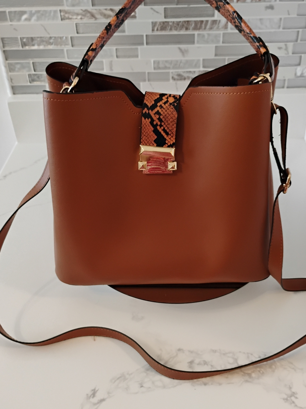 NEW Bucket Crossbody Bag & Pouch - GHW and Vegan Leather - Picture 10 of 10